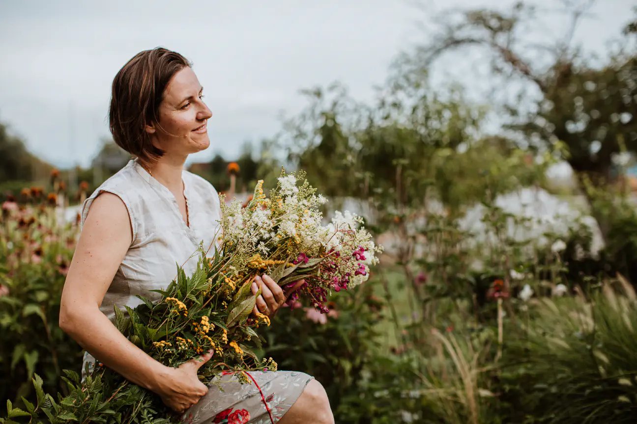 Dr. Katja Rebolj, avtorica nabiralniško-kuharske knjige Narava vedno zmaga.