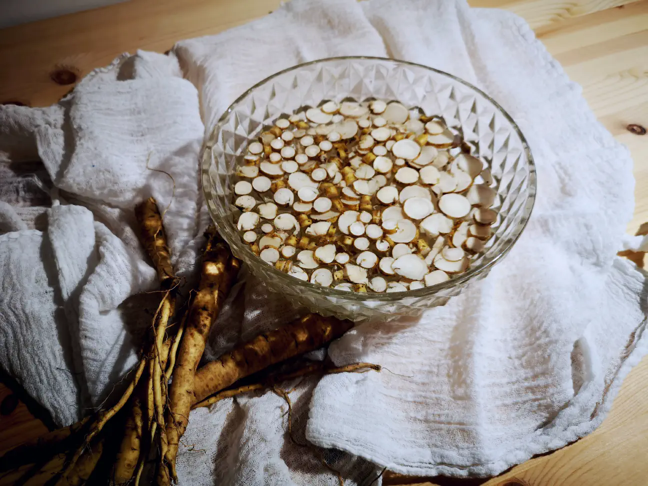 Namakanje svežih, narezanih korenin sleza (Althaea officinalis) v hladni vodi za nekaj ur. Ta postopek je primeren za slez, saj se njegov škrob aglutinira (se sprime) pri segrevanju, zato čaj raje pripravimo z maceracijo pri sobni temperaturi.