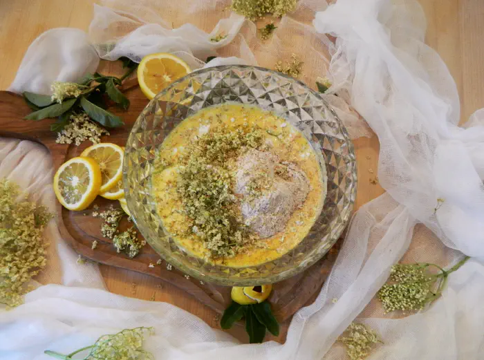 Bezgove cvetove vmešamo v maso za palačinke.