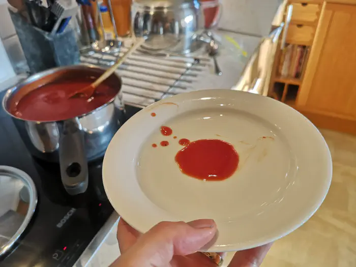 Testiranje gostote šipkove marmelade.