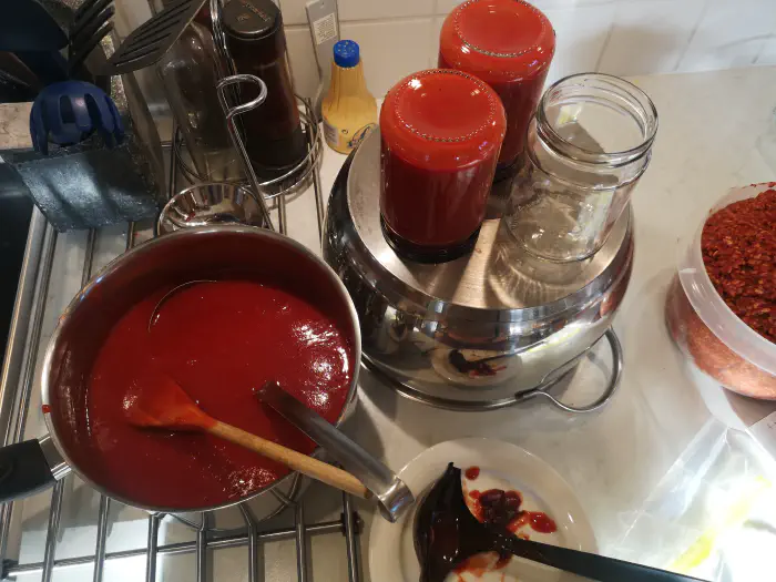 Konzerviranje šipkove marmelade.