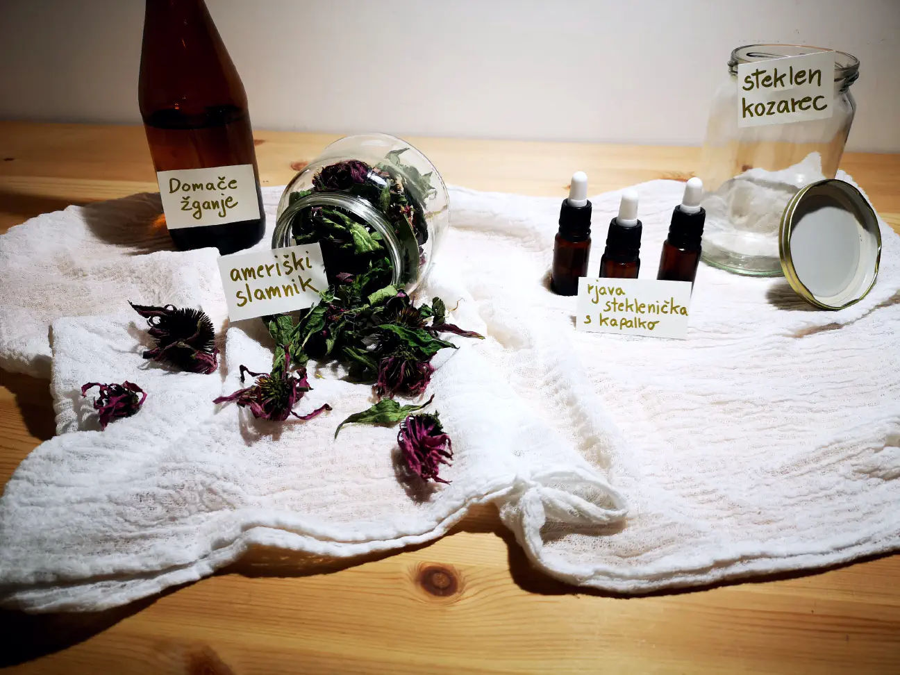 Za pripravo tinkture potrebujemo alkohol (etanol), posušena ali sveža zelišča in kozarec, v katerem zelišča namakamo. Slika prikazuje posušen ameriški slamnik. V praksi je (zlasti pri ameriškem slamniku) bolje uporabiti sveža zelišča, da dobimo tinkturo z večjo koncentracijo učinkovin. 🌿🍶
